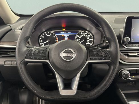 Used 2025 Nissan Altima 2.5 SV FWD image 36