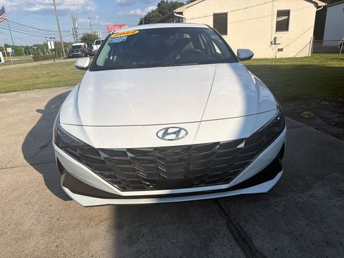 Used 2022 Hyundai Elantra Limited FWD image 3