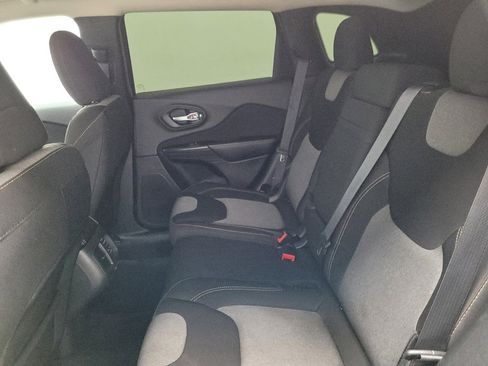 Used 2016 Jeep Cherokee Sport image 18