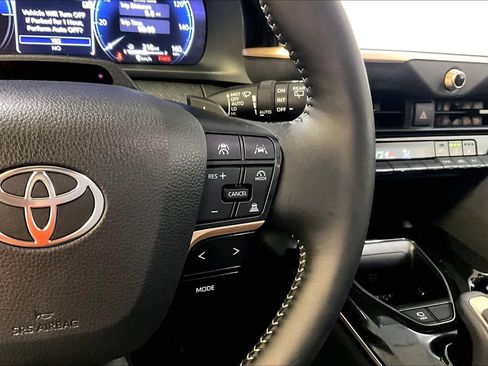 Certified 2025 Toyota Crown Signia image 23