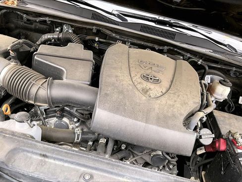 Used 2022 Toyota Tacoma Limited image 32