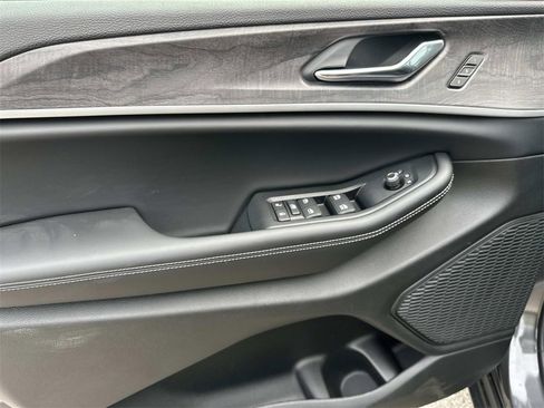 New 2025 Jeep Grand Cherokee Limited image 12