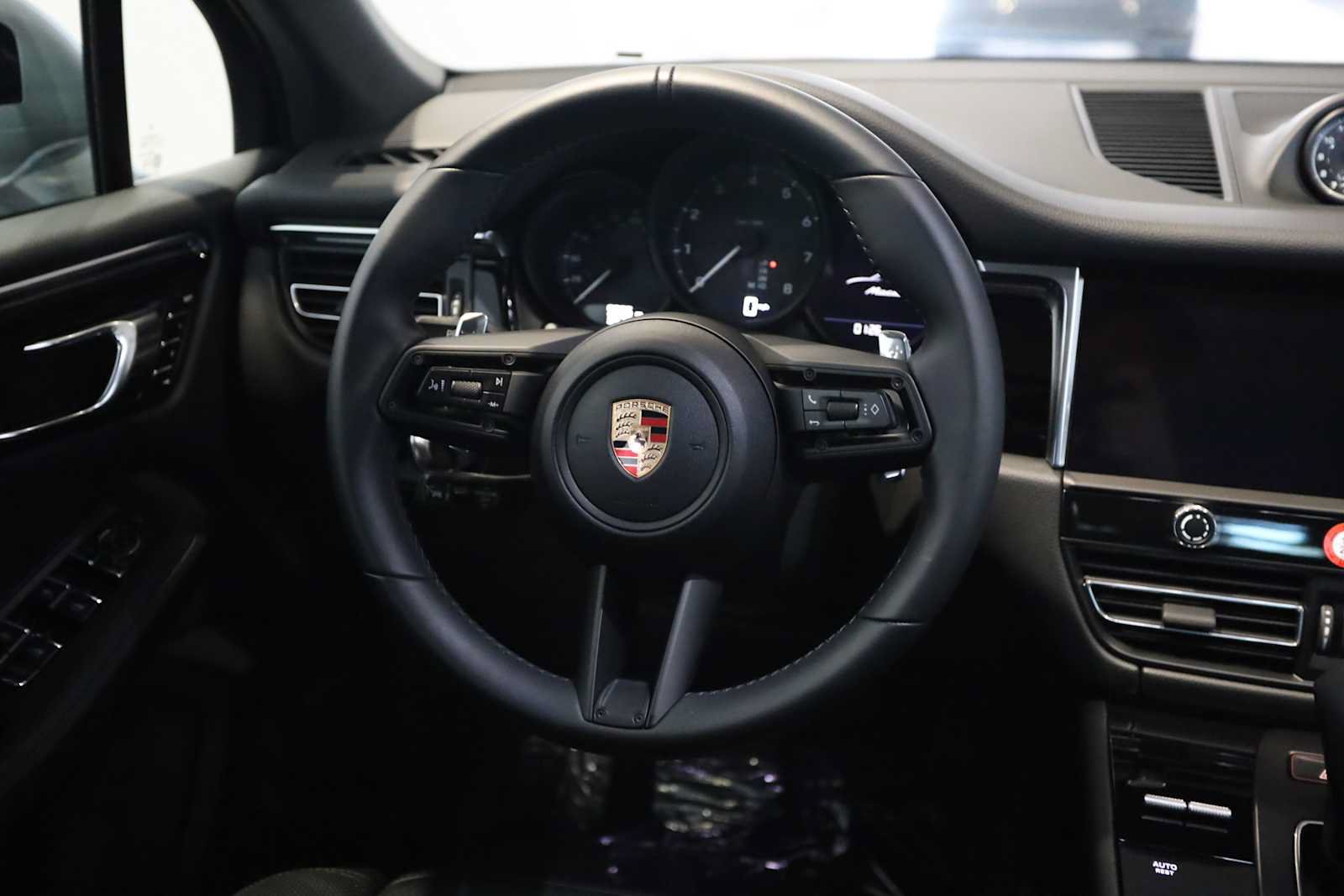 Used 2025 Porsche Macan AWD/4WD image 21
