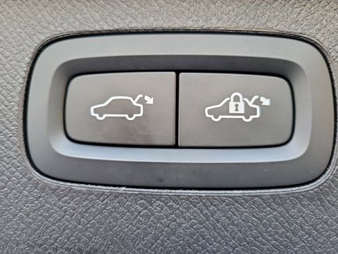 Used 2022 Volvo XC90 T6 Momentum w/ Protection Package Premier image 9