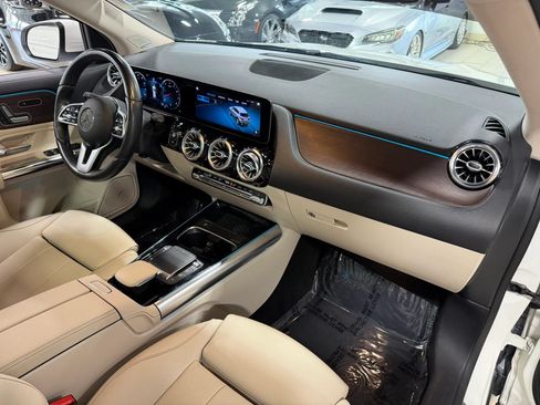 Used 2021 Mercedes-Benz GLA 250 4MATIC w/ Premium Package image 12