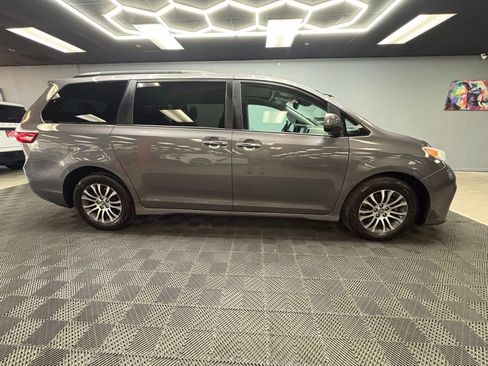 Used 2019 Toyota Sienna XLE w/ XLE Navigation Package FWD image 14