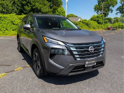 Used 2024 Nissan Rogue SV FWD image 3