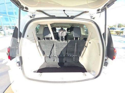 Used 2024 Chrysler Pacifica Select image 31