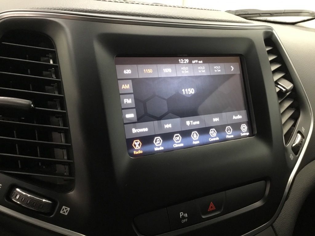 Used 2019 Jeep Cherokee Latitude Plus w/ Cold Weather Group AWD/4WD image 16