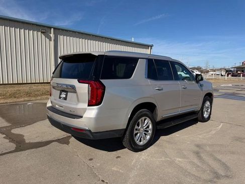 Used 2023 GMC Yukon SLT w/ SLT Premium Package AWD/4WD image 3
