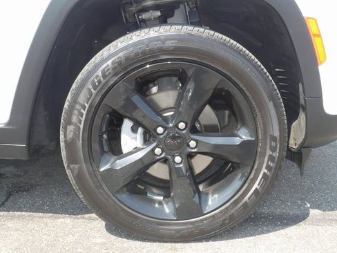 Used 2023 Jeep Grand Cherokee Altitude image 14