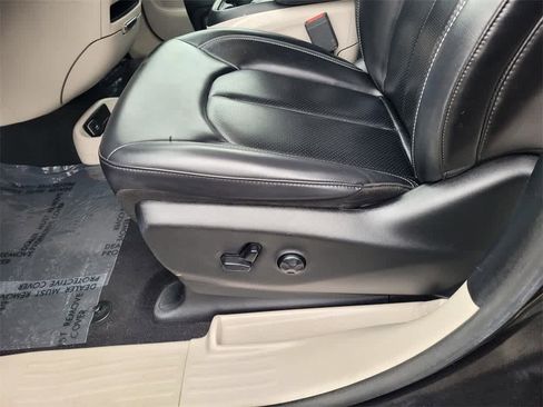 Used 2023 Chrysler Pacifica Touring-L image 15