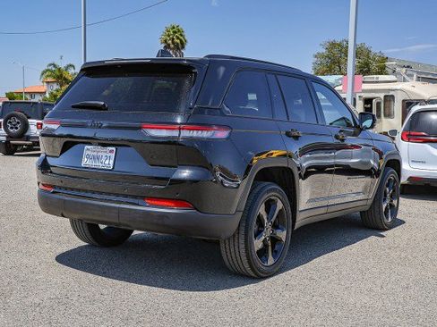 Used 2023 Jeep Grand Cherokee Altitude RWD image 4