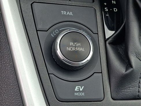 Used 2021 Toyota RAV4 LE AWD/4WD image 22
