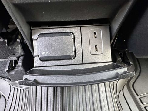 Used 2023 Mercedes-Benz GLB 250 4MATIC image 16