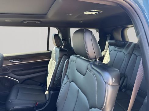 New 2026 Jeep Grand Cherokee L Limited w/ Limited Altitude Package AWD/4WD image 21