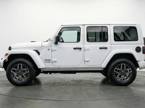 Used 2025 Jeep Wrangler Sahara image 5