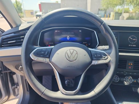 Used 2023 Volkswagen Jetta SE FWD image 9