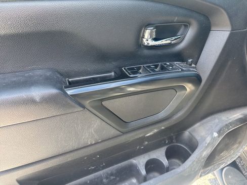 Used 2019 Nissan Titan SV w/ SV Convenience Package image 15