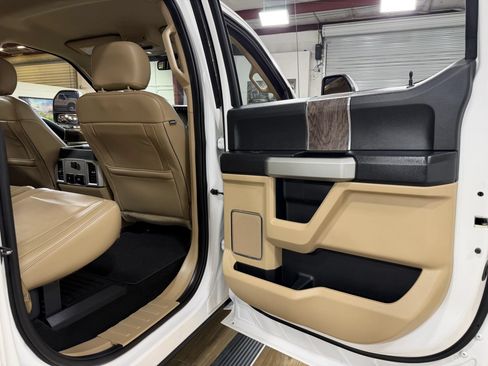 Used 2018 Ford F250 Lariat w/ Lariat Ultimate Package AWD/4WD image 17