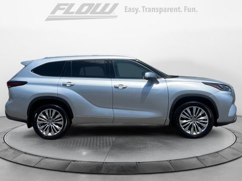Certified 2024 Toyota Highlander Platinum FWD image 10