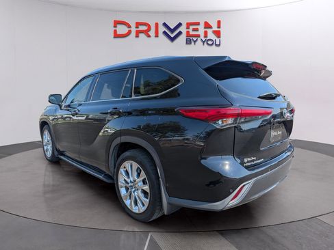 Used 2021 Toyota Highlander Limited image 3