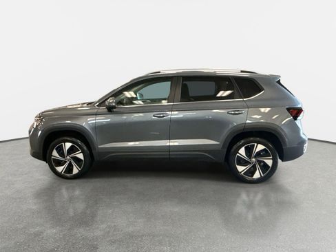 New 2026 Volkswagen Taos SE image 8