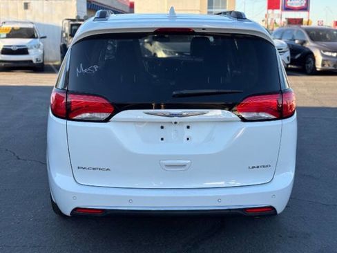 Used 2018 Chrysler Pacifica Limited image 4