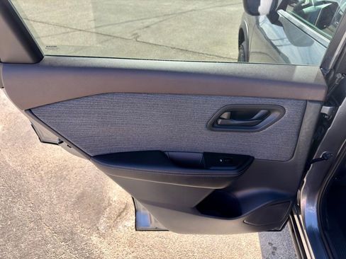 Used 2022 Nissan Rogue S image 29