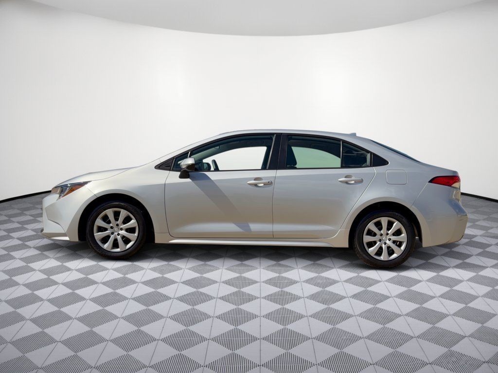 Used 2023 Toyota Corolla LE FWD image 2