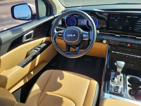 Used 2024 Kia Carnival EX FWD image 15