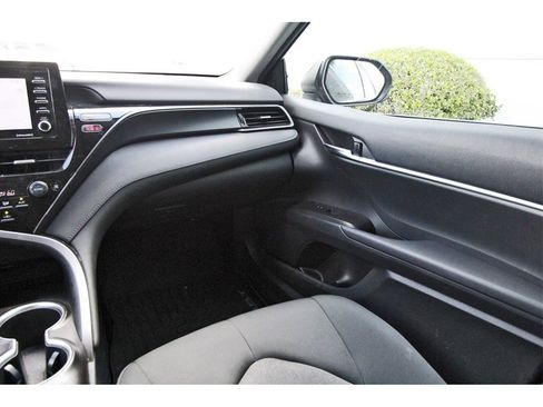 Used 2022 Toyota Camry LE image 10