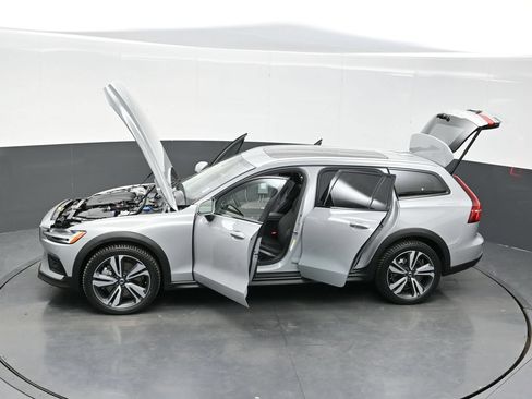 Used 2025 Volvo V60 B5 Cross Country Plus AWD/4WD image 37