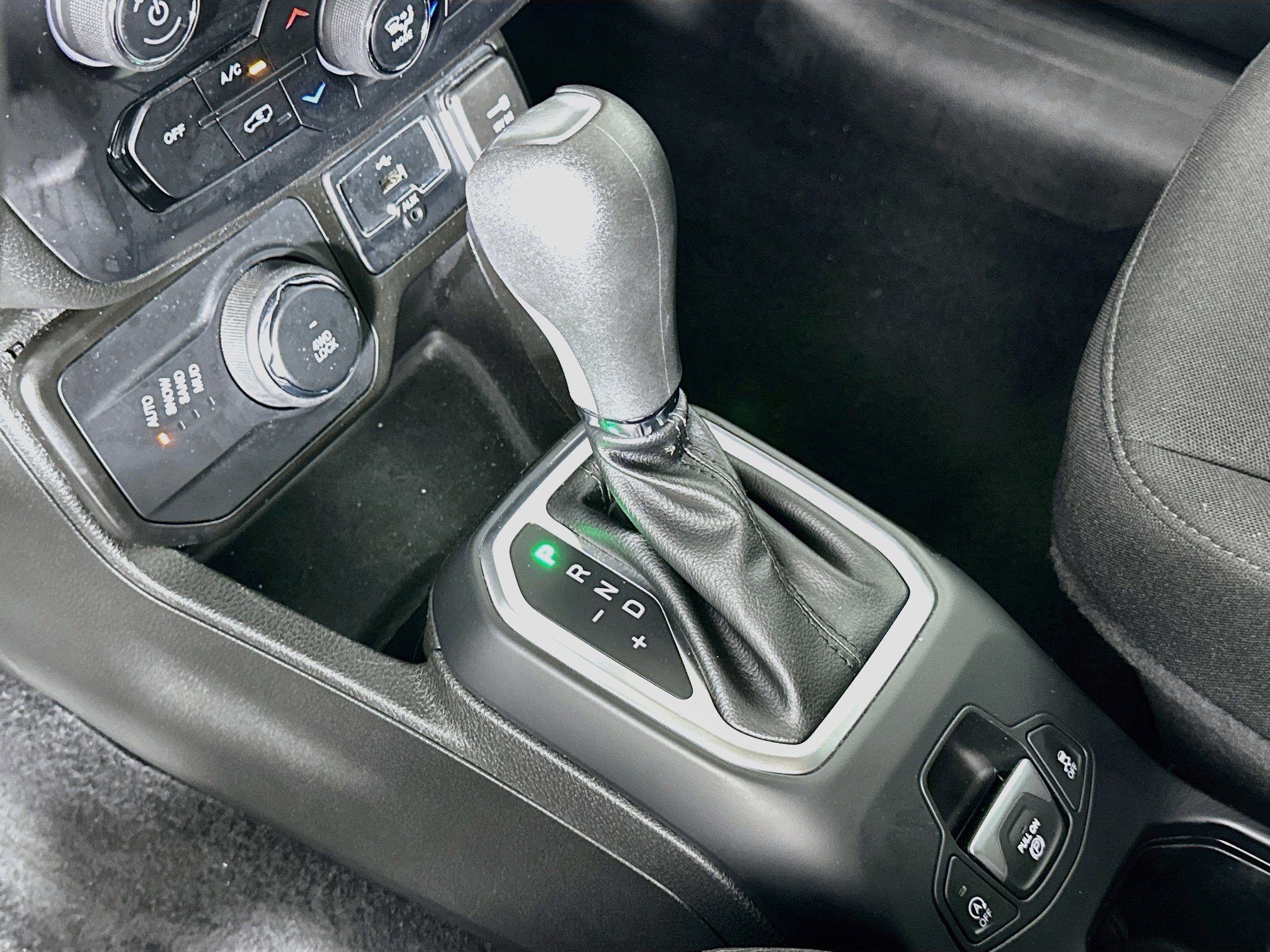 Used 2023 Jeep Renegade Latitude AWD/4WD image 25