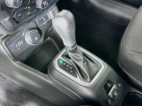 Used 2023 Jeep Renegade Latitude AWD/4WD image 25