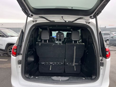 Used 2025 Chrysler Pacifica Select image 34