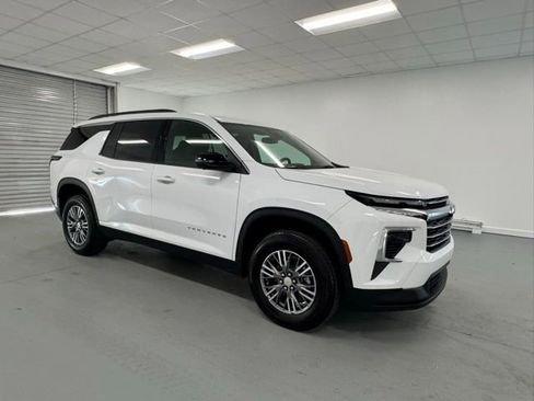 Used 2025 Chevrolet Traverse LT w/ Driver Confidence Package image 3