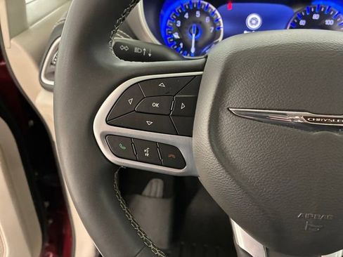 Used 2022 Chrysler Pacifica Touring-L AWD/4WD image 23