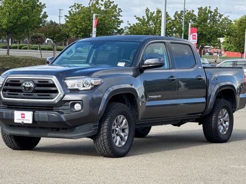 Used 2018 Toyota Tacoma SR5 RWD image 8