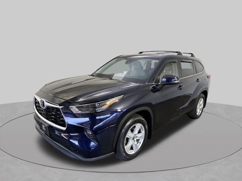 Used 2023 Toyota Highlander LE FWD image 25
