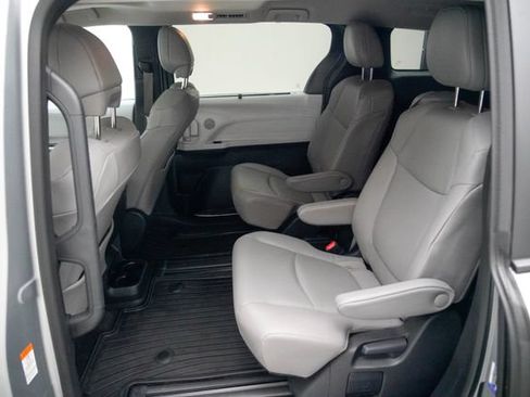 Used 2025 Toyota Sienna XLE FWD image 2