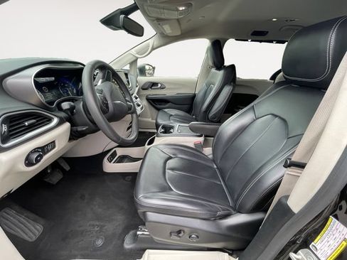 Used 2023 Chrysler Pacifica Touring-L FWD image 10
