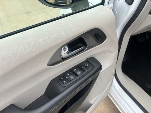 Used 2023 Chrysler Pacifica Touring-L FWD image 19