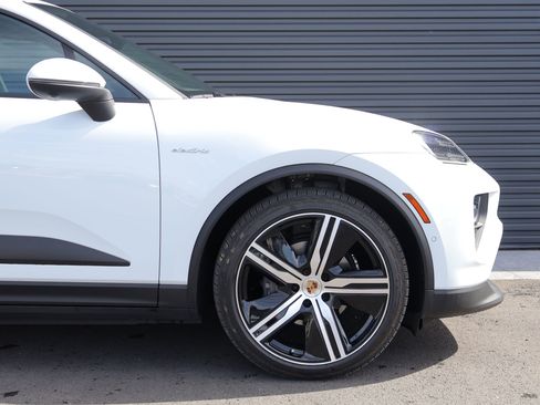 Certified 2025 Porsche Macan 4 Electric AWD/4WD image 12