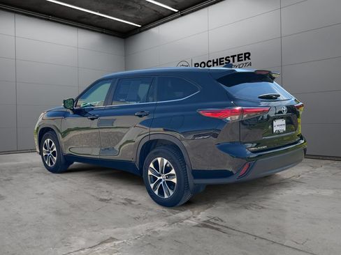 Used 2023 Toyota Highlander XLE AWD/4WD image 3