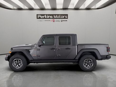 Used 2025 Jeep Gladiator Rubicon w/ Convenience Group AWD/4WD image 3