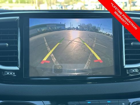 Used 2024 Chrysler Pacifica Touring-L image 2