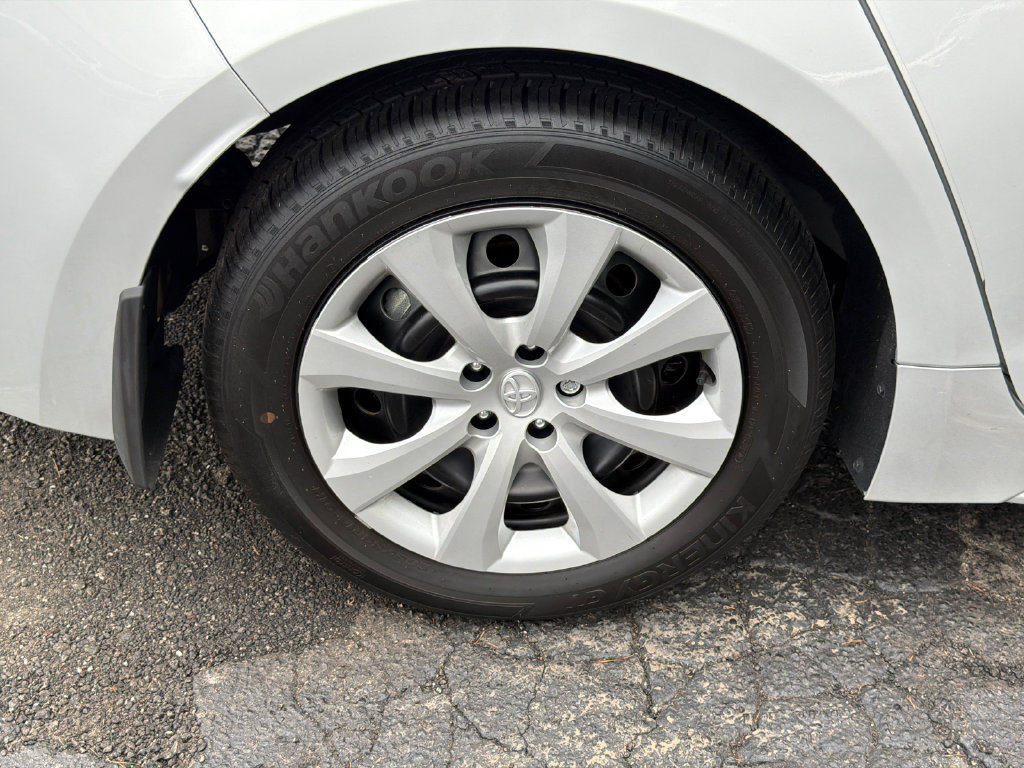 Used 2025 Toyota Corolla LE FWD image 21
