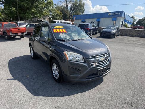 Used 2016 Chevrolet Trax LT w/ LT Convenience Package AWD/4WD image 4