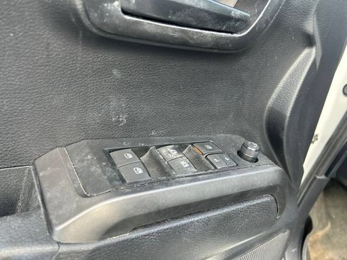 Used 2019 Toyota Tacoma TRD Off-Road AWD/4WD image 16